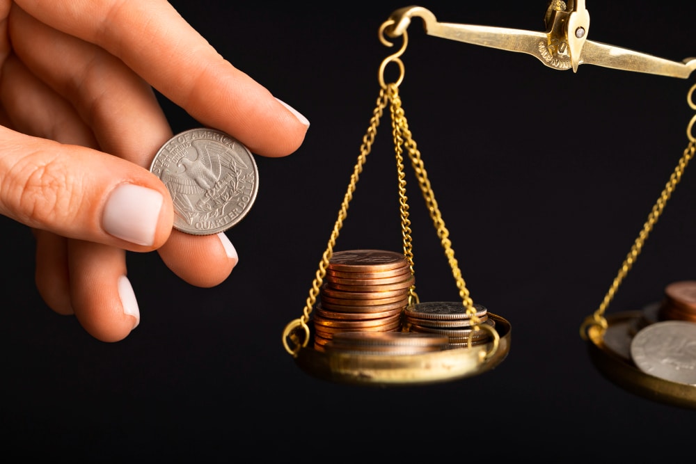 Pessoa colocando moedas em balança