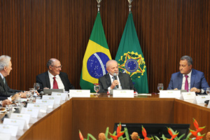 Presidente da República, Luiz Inácio Lula da Silva, acompanhado do ministro da Justiça Ricardo Lewandowski, do vice-presidente da República Geraldo Alckmin e do ministro da Casa Civil Rui Costa durante reunião com governadores