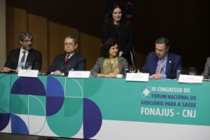 Barroso assinando documento no III Congresso do Fórum Nacional do Judiciário para a Saúde (Fonajus)