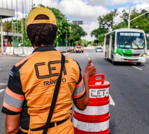 Agente da CET orienta o tráfego em rua de São Paulo