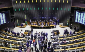 deputados em votação da reforma tributária