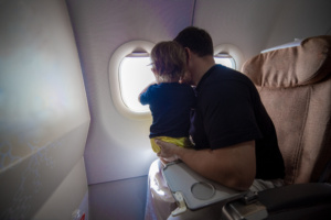 PAI E FILHO NO AVIÃO