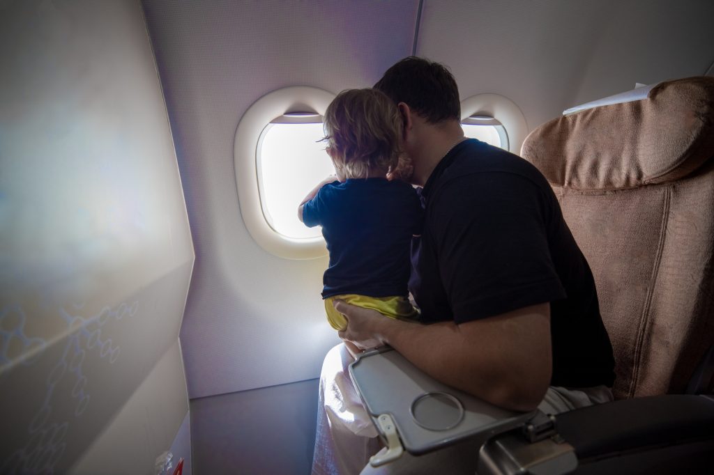 PAI E FILHO NO AVIÃO