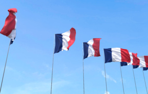 bandeiras da França uma ao lado da outra em mastros