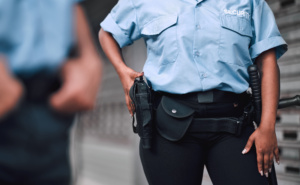 guarda civil segura arma