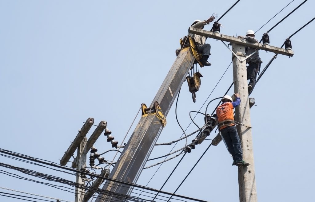 eletricista nos fios elétricos da rua