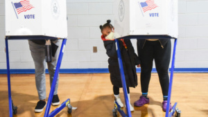 Criança ao lado da mãe durante votação nas eleições americanas em Nova York em 2020