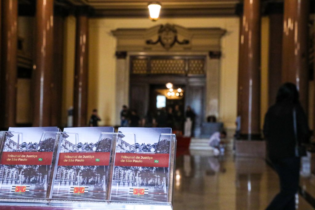 livros na entrada do TJ-SP