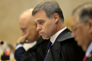 Ministro André Mendonça na sessão plenária.