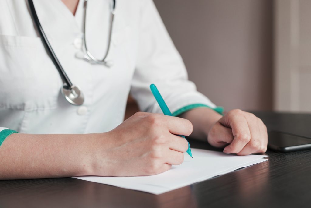 médico escreve atestado