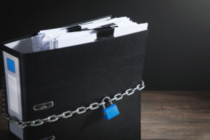 documentos trancados com cadeado