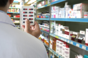 Farmacêutico segura cartela de remédio