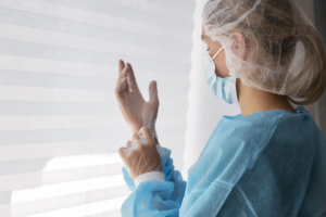 médica / enfermeira com EPI contra Covid