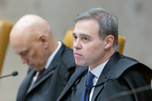 Ministro André Mendonça durante sessão plenária do STF.