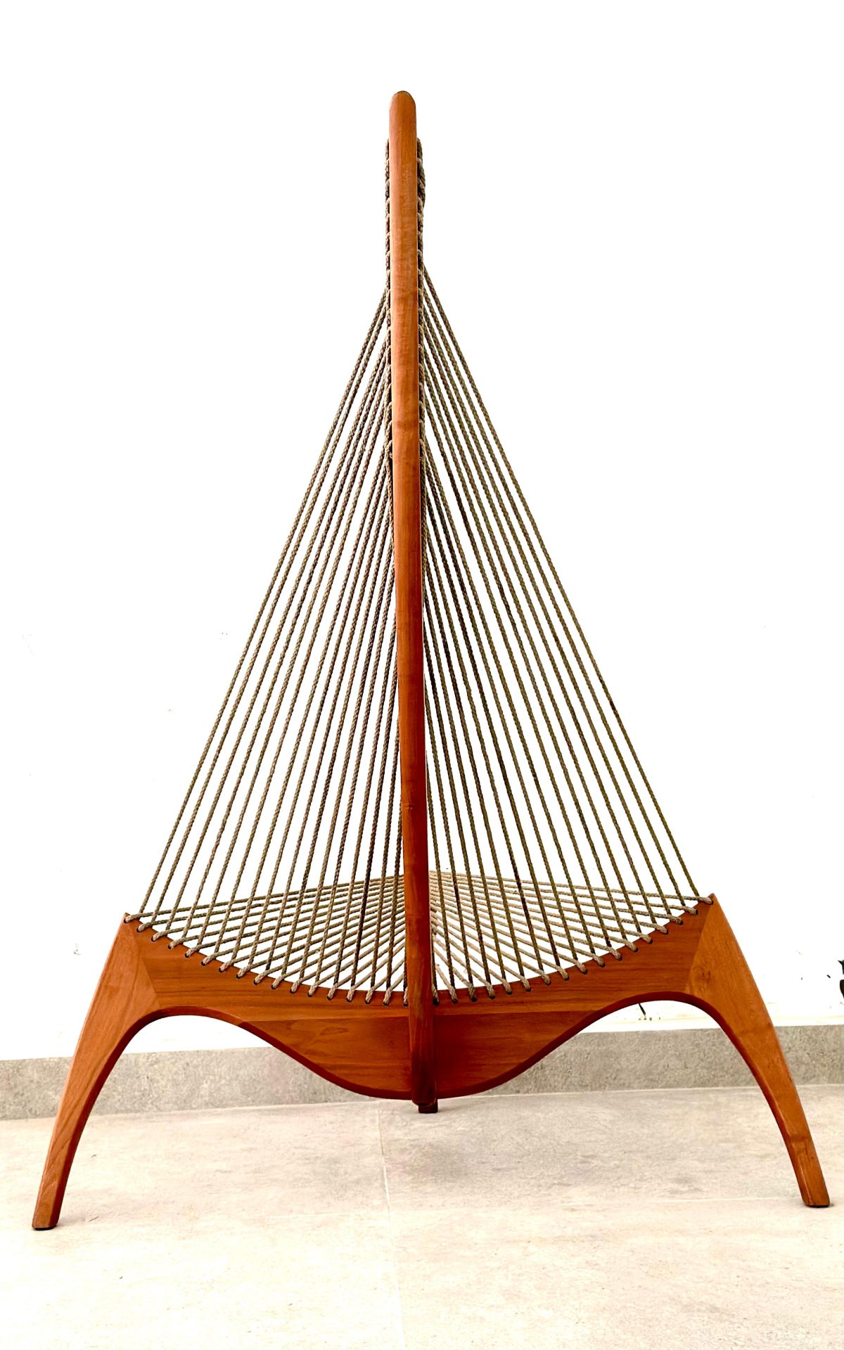 O icônico modelo Harp Chair do designer Jorgen Hovelskov integra a coleção de José Orlando Lobo