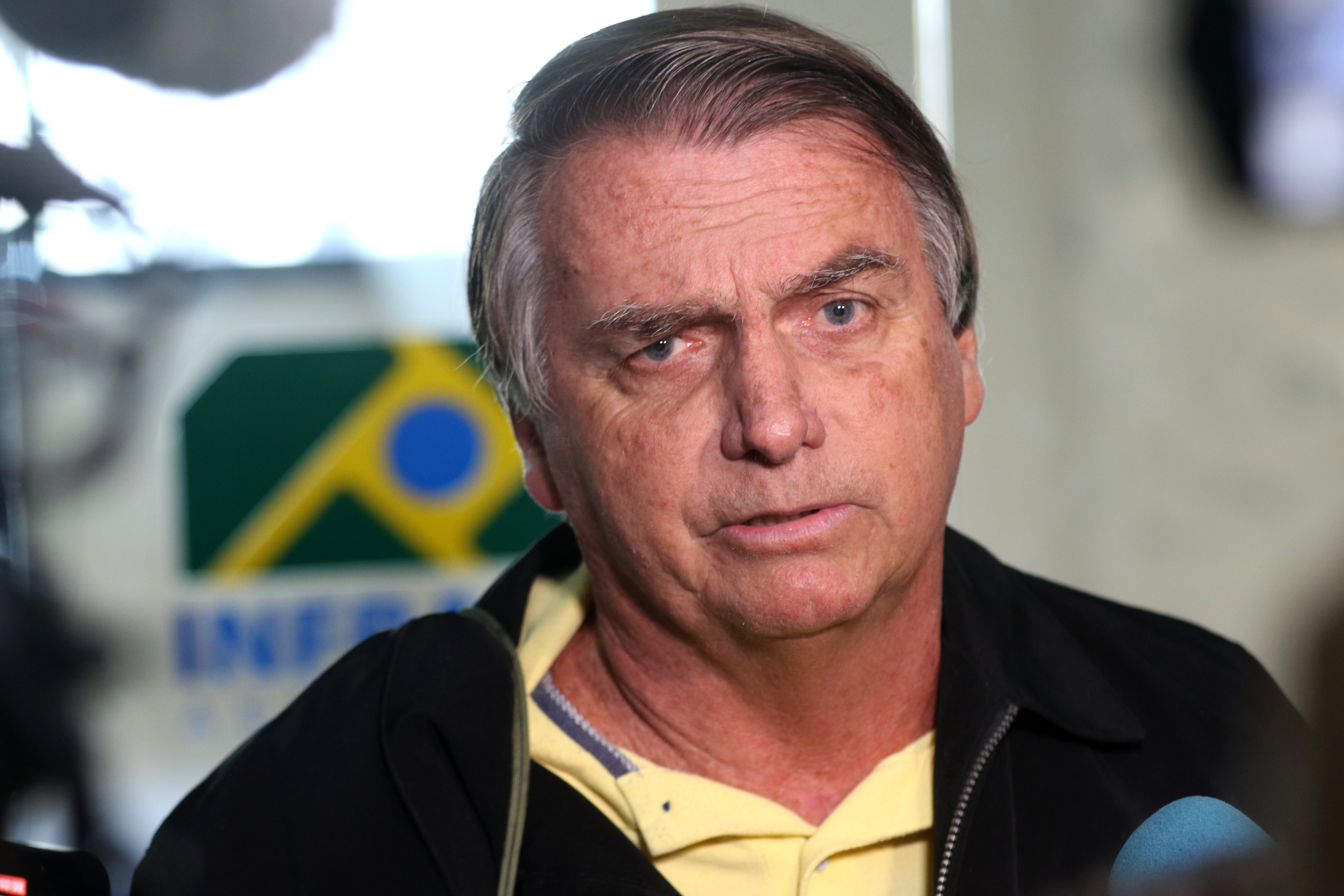 Em resposta a pedido de Bolsonaro para deixar o país, Alexandre ordena que ex-presidente apresente comprovação de convite para o evento