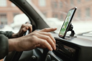 homem no carro mexendo no celular