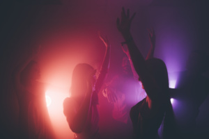 Pessoas dançando em balada