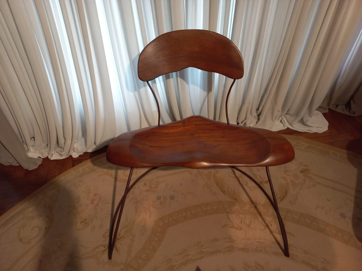 Cadeira escultural de Mário Cravo Jr.