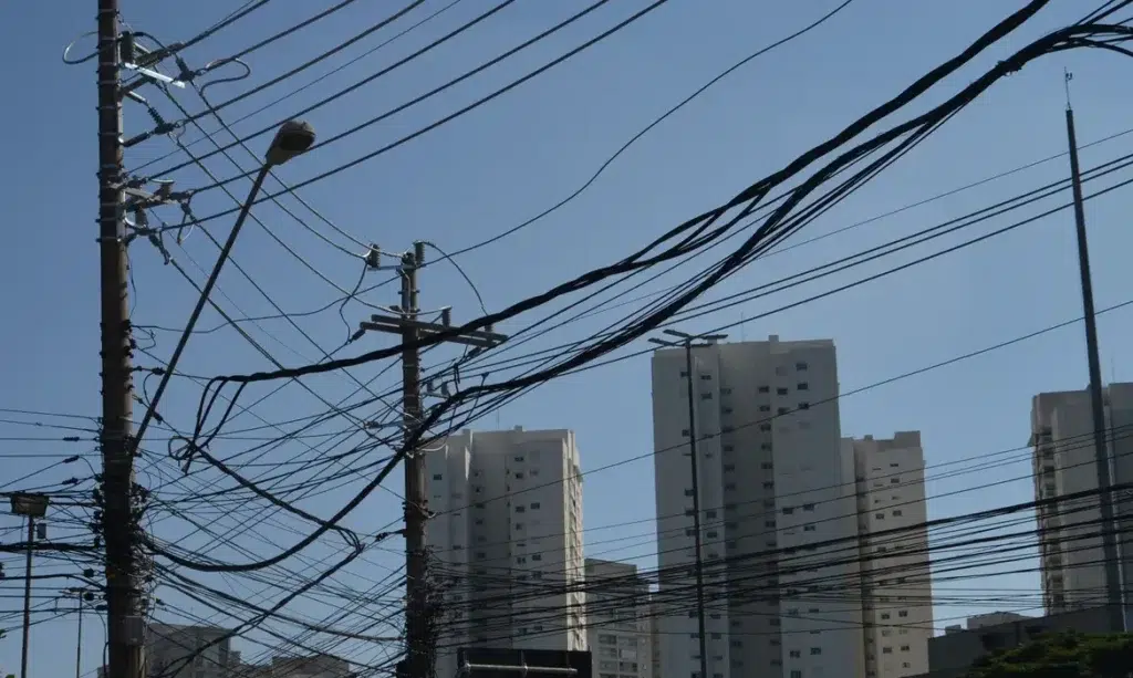fios de energia soltos