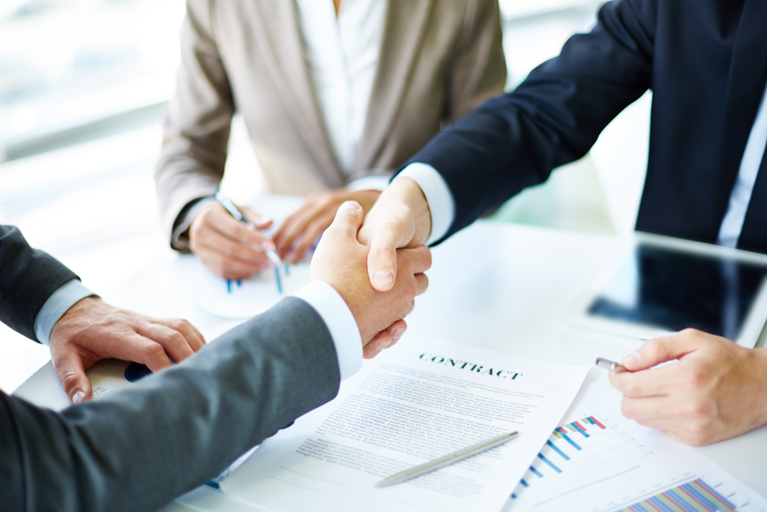 O pagamento de valores oriundos de ações oferecidas pela empregadora a funcionário, condicionados a sua permanência, não integram salário