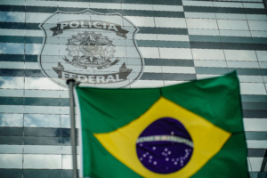 prédio da polícia federal com bandeira do Brasil à frente