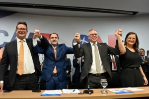 Délio Lins e Silva Jr., Beto Simonetti, Paulo Maurício Siqueira (o Poli) e Roberta Queiroz na cerimônia de posse da nova diretoria da OAB-DF