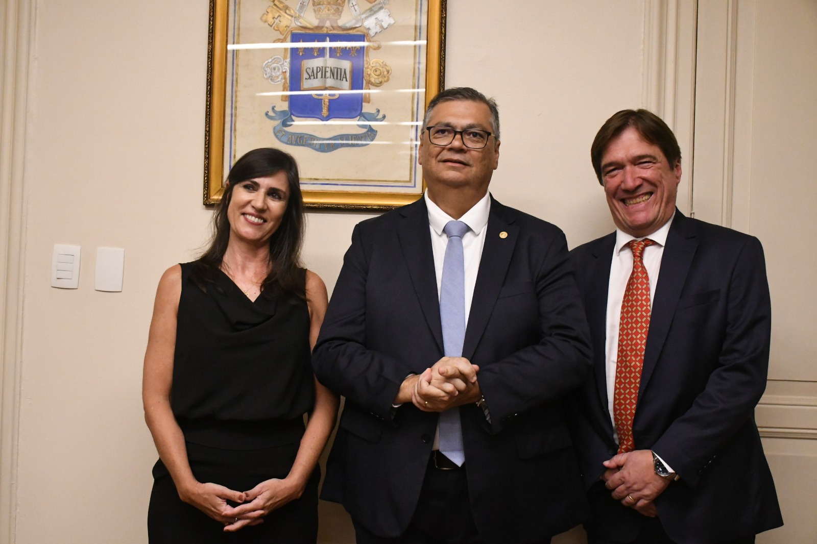 Ministro Flávio Dino posa ao lado do reitor da PUC-SP, Vidal Serrano Junior, e a vice-reitora, Carla Longhi