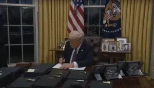 Donald Trump assina decretos