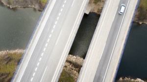 carro passando pela ponte, visto de cima
