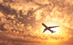 Avião voa em céu com nuvens
