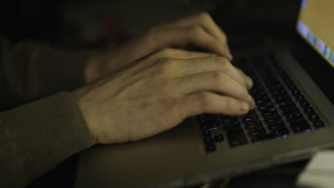 homem no computador