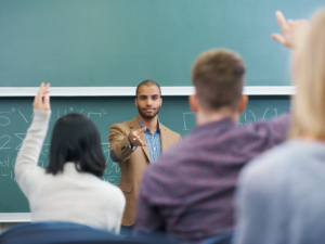 Professor universitário dando aula