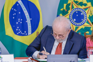 O presidente Lula sancionou nesta quinta (16/1) o Projeto de Lei Complementar 68/2024, que regulamenta a reforma tributária sobre o consumo.
