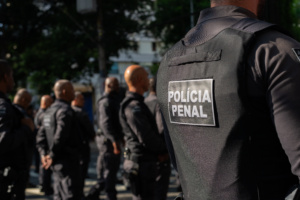 policiais penais em pátio de prisão