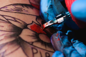 tatuador pintando tatuagem