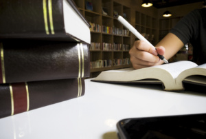 homem estudando em biblioteca