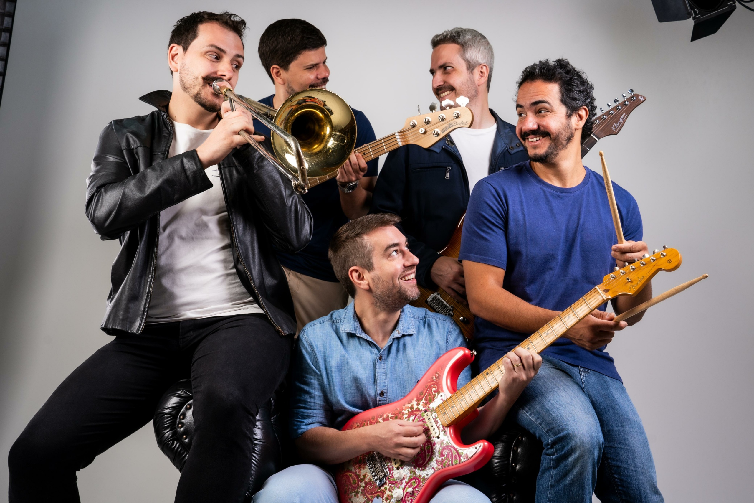 Banda Segundo Tempo é formada por um advogado, três médicos e três engenheiros de redes. 