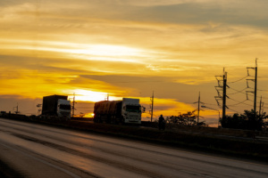 Caminhões trafegam em estrada