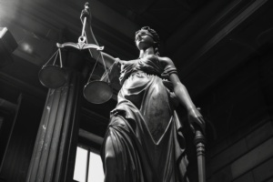estátua da justiça vista de baixo, em preto e branco