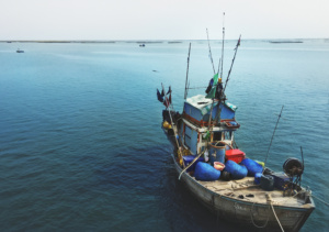 barco de pesca em mar aberto azul