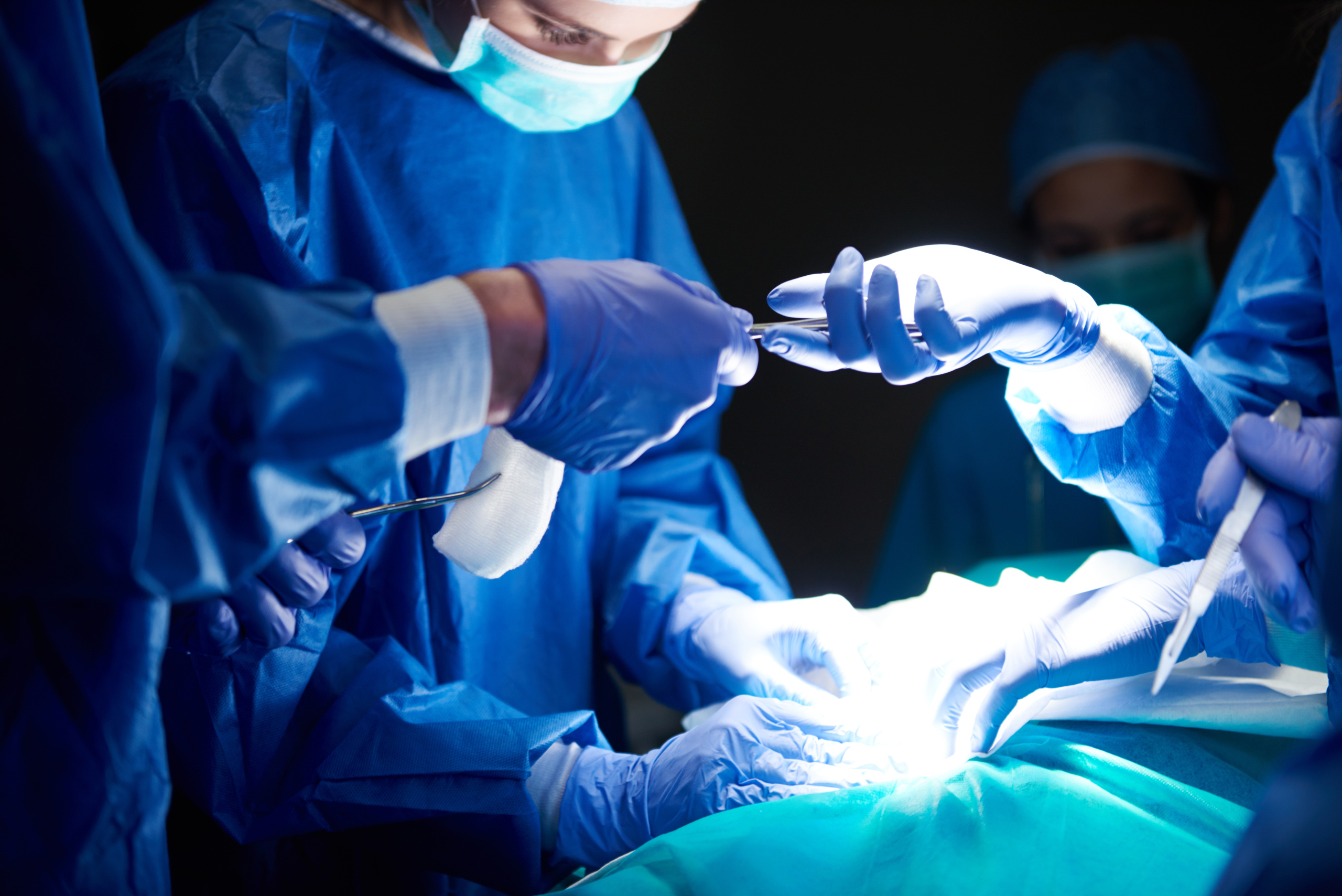 Médicos fazendo cirurgia