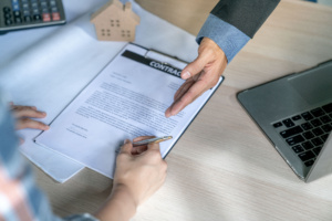 mulher assinando contrato