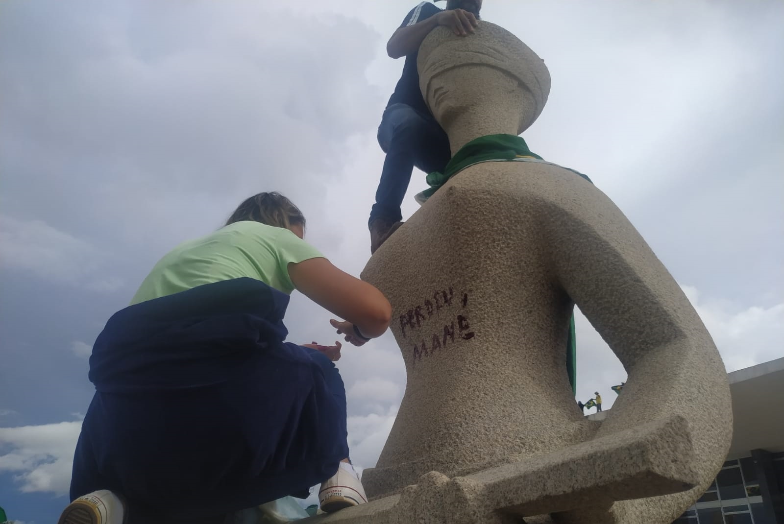 Cabeleireira Débora Rodrigues dos Santos pichando a frase "Perdeu, mané" com batom na estátua A Justiça, em frente ao STF, durante os atos golpistas de 8 de janeiro de 2023