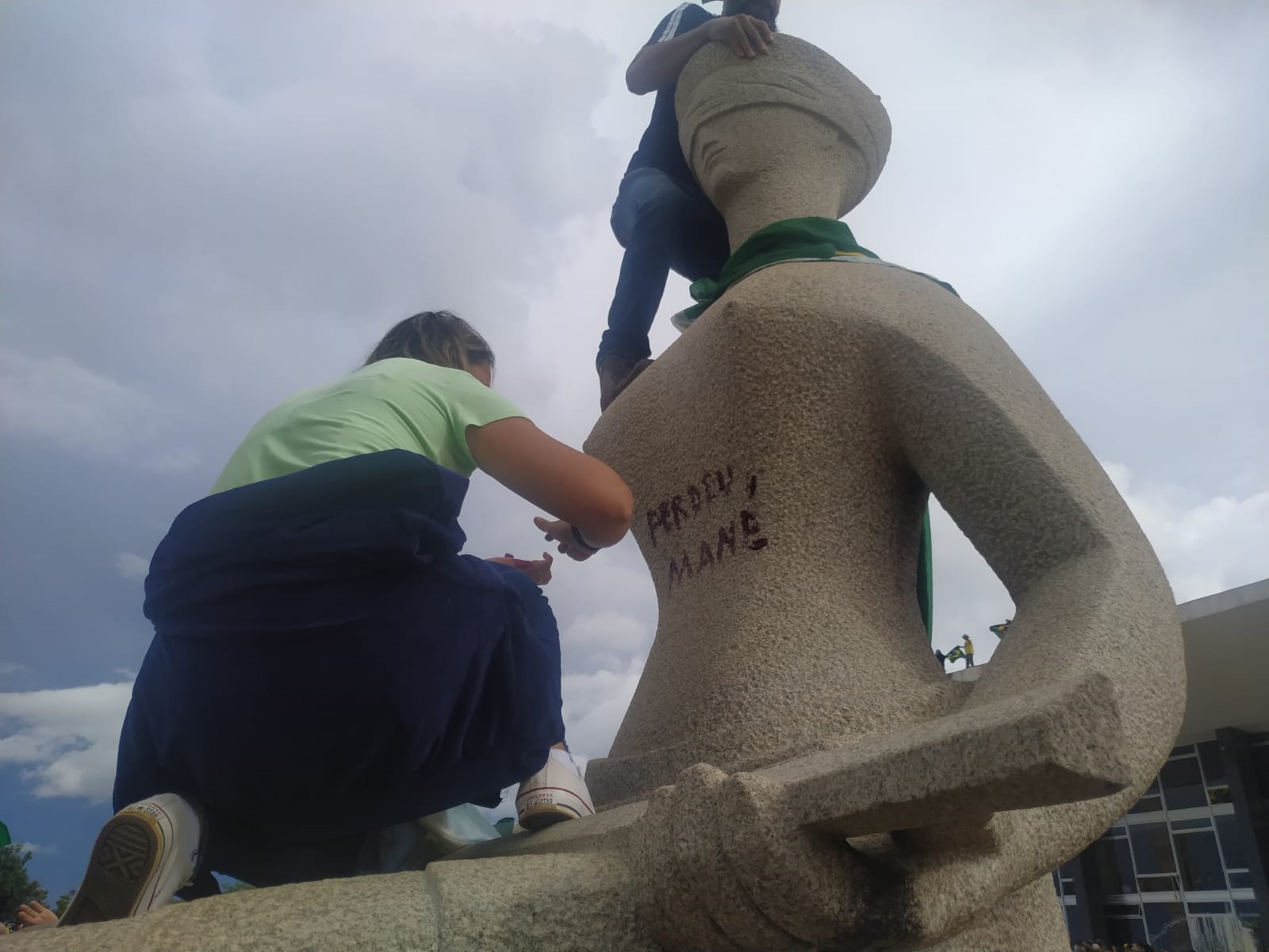 Cabeleireira Débora Rodrigues dos Santos pichando a frase "Perdeu, mané" com batom na estátua A Justiça, em frente ao STF, durante os atos golpistas de 8 de janeiro de 2023