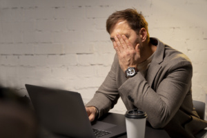 Homem preocupado em frente ao computador