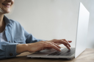 O TJ-DFT manteve condenação de homem que recebeu um notebook para conserto, substituiu as peças originais por outras de qualidade inferior