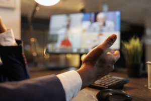 homem de terno falando em videoconferência