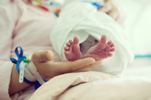 bebê prematuro no colo da mãe