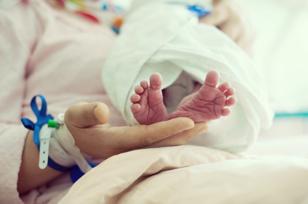 bebê prematuro no colo da mãe